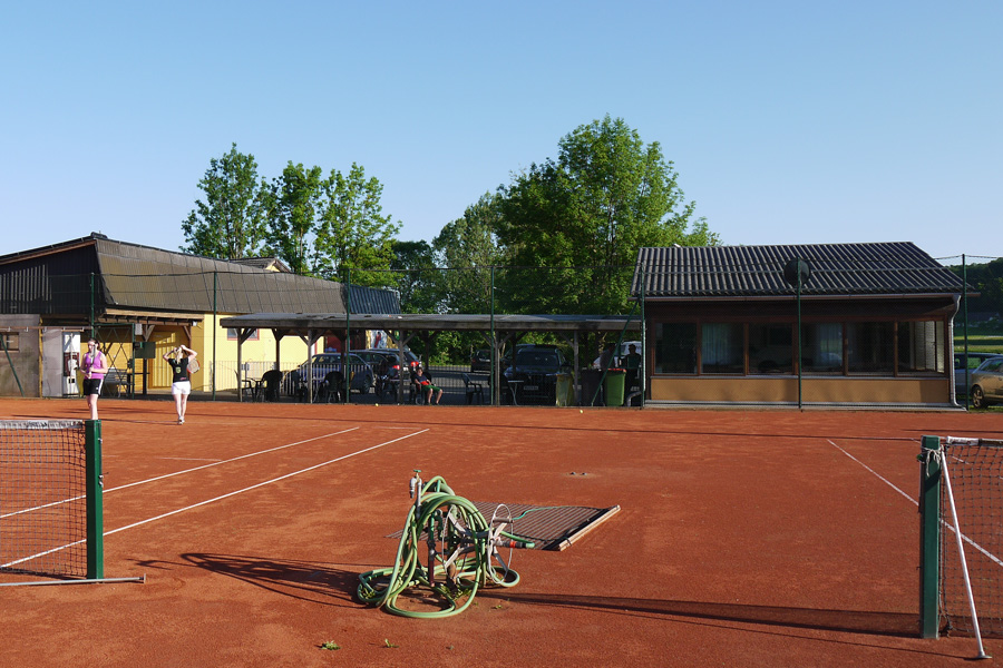 Clubhaus mit Tennisplatz